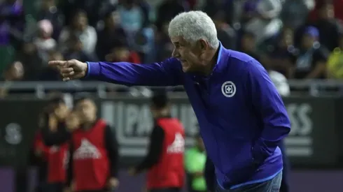 Ricardo Ferretti en un partido de Cruz Azul