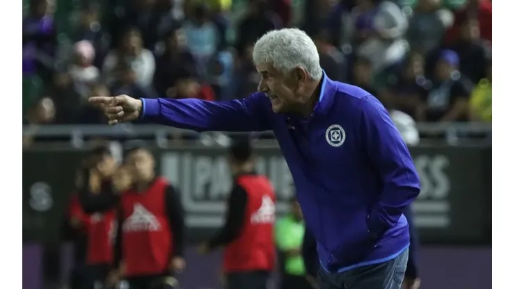 Ricardo Ferretti en un partido de Cruz Azul