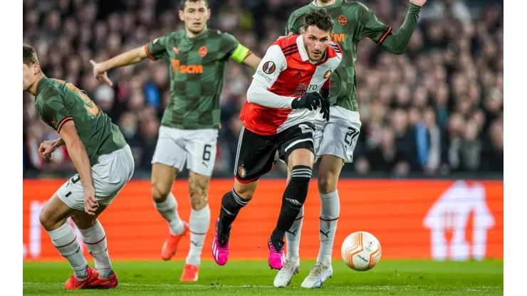 Santiago Giménez en el partido contra el Shakhtar