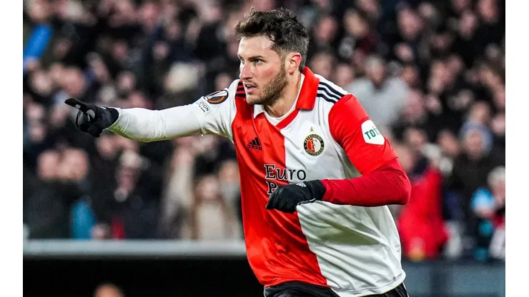 Santi Giménez anotó gol y adelantó al Feyenoord en los Octavos de Europa League.