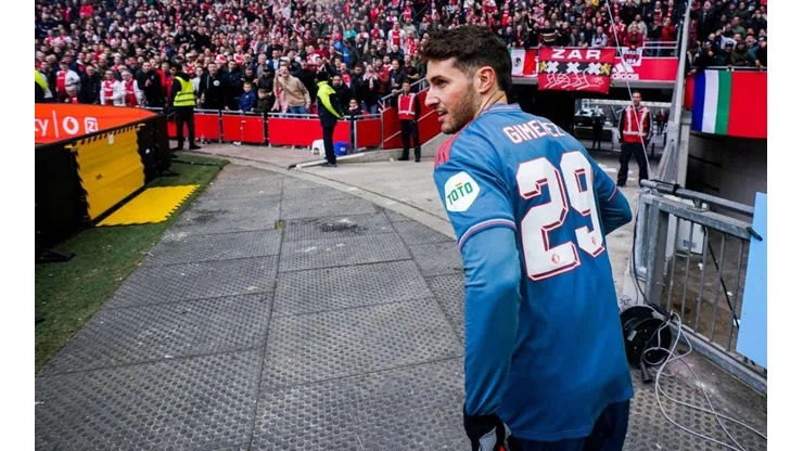 Santiago Giménez ante el Ajax