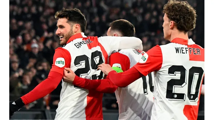 Santi Giménez hizo gol y comandó el triunfo del Feyenoord en los Octavos de Europa League.