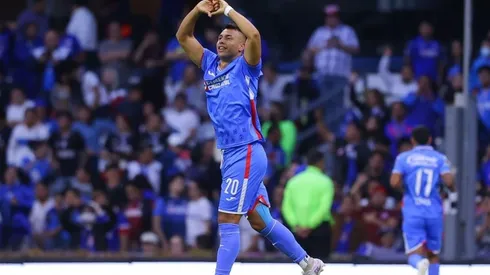 Iván Morales celebra su segundo gol con Cruz Azul