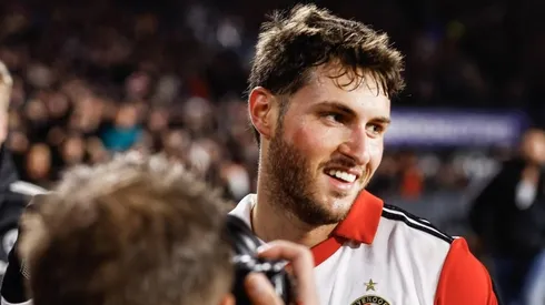 Santi Giménez se quedará en Países Bajos.