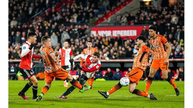 Tras superar su lesión, Santi Giménez tuvo un partido redondo con el Feyenoord