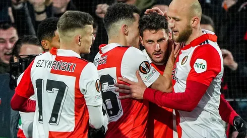 Santi Giménez es titular con el Feyenoord en la Europa League.