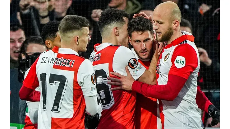 Santi Giménez es titular con el Feyenoord en la Europa League.