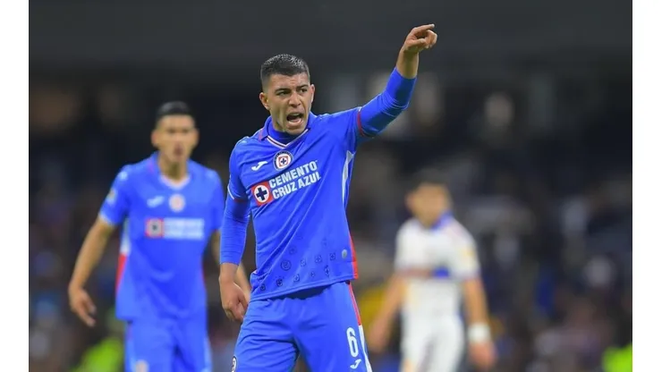 Erik Lira en un partido con Cruz Azul