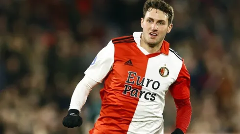 Santiago Giménez en un partido con el Feyenoord