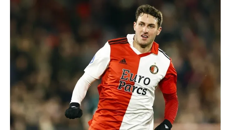 Santiago Giménez en un partido con el Feyenoord