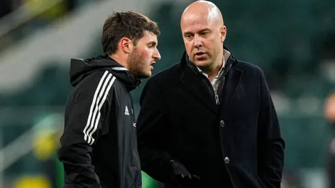 Santiago Giménez en el calentamiento