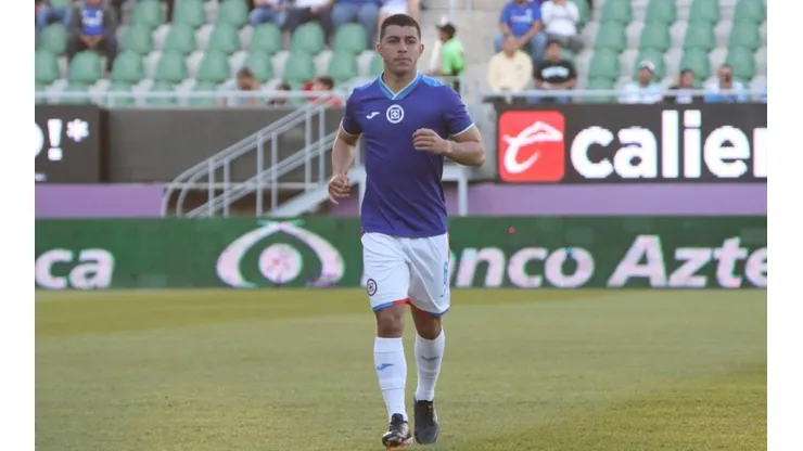 Erik Lira en un partido con Cruz Azul