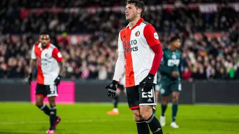 Santiago Giménez en un partido con el Feyenoord