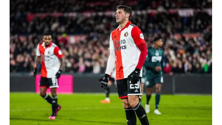 Santiago Giménez en un partido con el Feyenoord