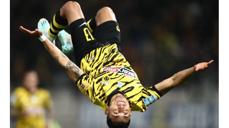 Orbelín Pineda en un partido con el AEK
