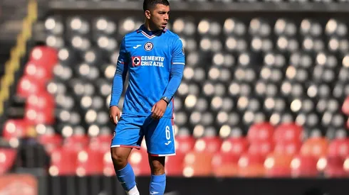 Erik Lira en un partido con Cruz Azul