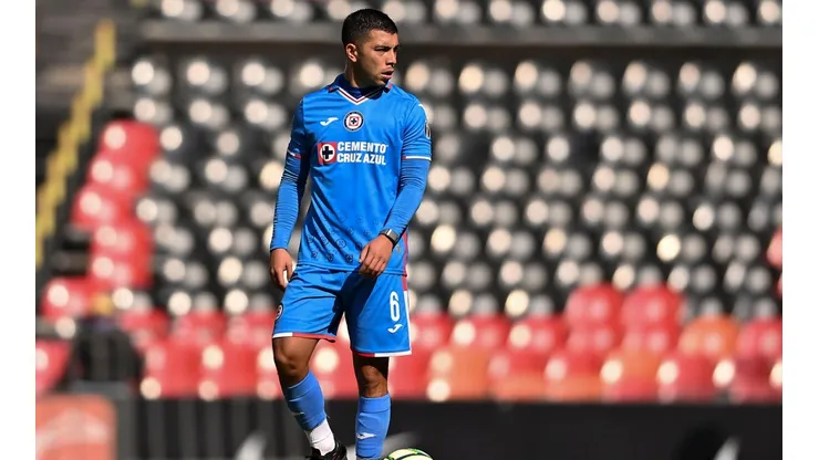 Erik Lira en un partido con Cruz Azul