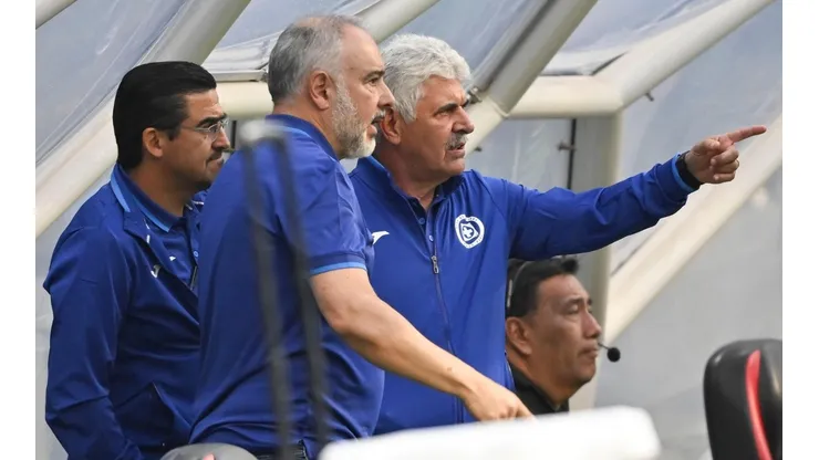 Tuca Ferretti estuvo acompañado por Joaquín Moreno y Memo Vázquez en su debut con Cruz Azul.