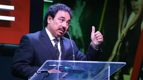 Hugo Sánchez con los medios