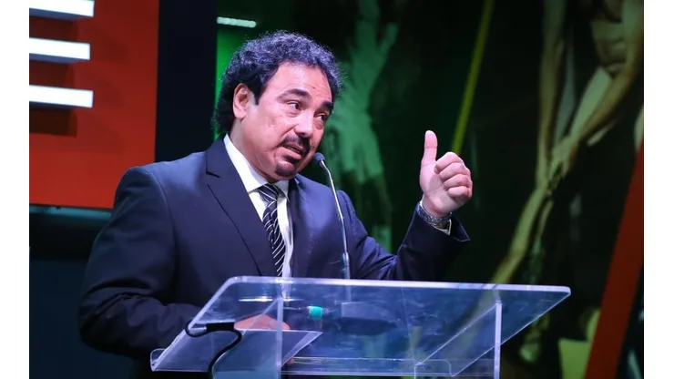 Hugo Sánchez con los medios