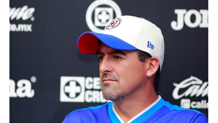 El profesor Moreno ha estado ligado a Cruz Azul en diversas etapas y cargos.