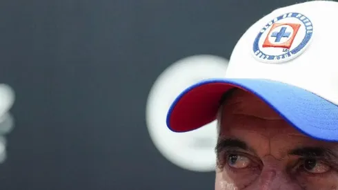 El "Tuca" estuvo muy sonriente durante toda la presentación