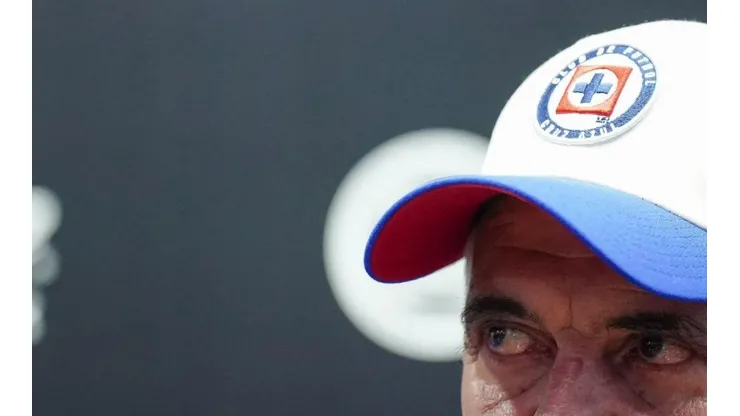 El "Tuca" estuvo muy sonriente durante toda la presentación