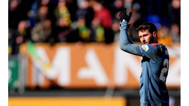Santiago Giménez en el partido de este domingo
