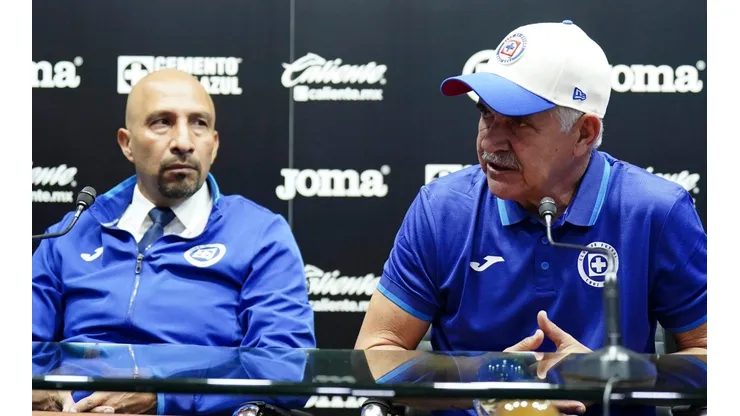 Óscar Pérez fue presentado como director deportivo y Ricardo Ferretti como DT en Cruz Azul.