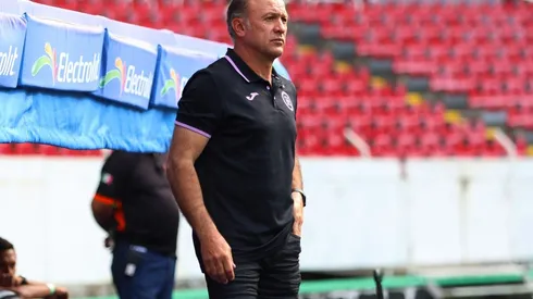 El profesor Nicolás Morales manifestó su descontento por la derrota.