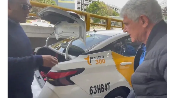 El "Tuca" subiendo a un taxi en Ciudad de México