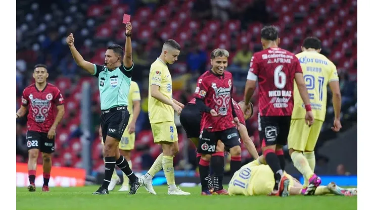 Domínguez al momento de ser expulsado
