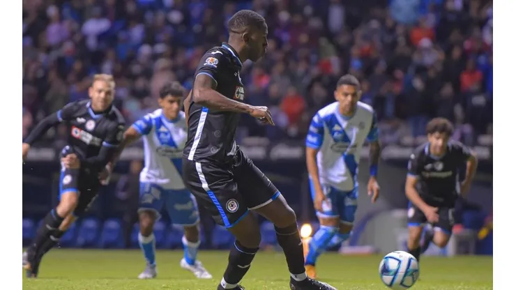 Carneiro al marcar desde los once metros