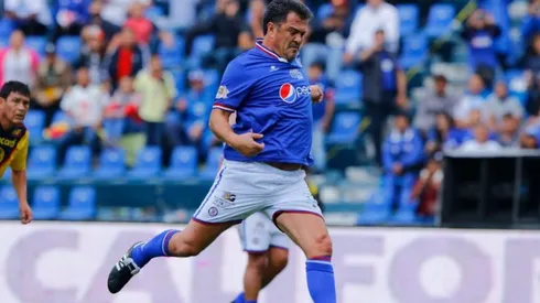 Carlos Hermosillo en un partido de leyendas