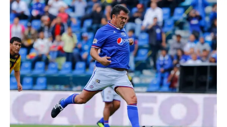 Carlos Hermosillo en un partido de leyendas