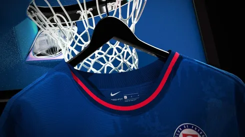 Un diseñador lanzó un fantasy de la playera de Cruz Azul con la marca Jordan.