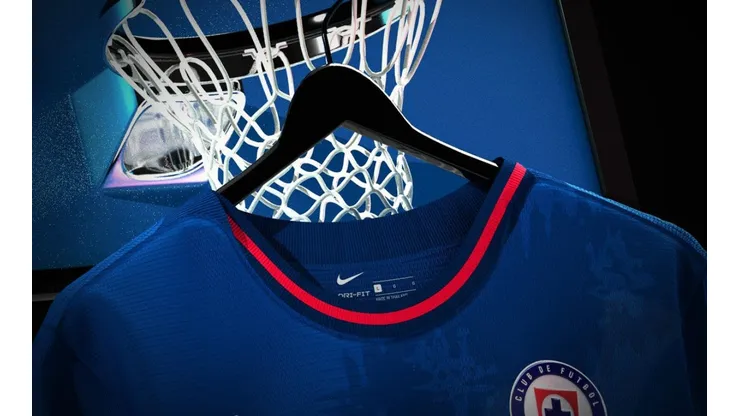 Un diseñador lanzó un fantasy de la playera de Cruz Azul con la marca Jordan.