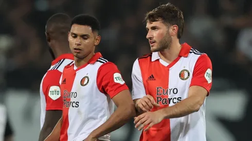 Santiago Giménez en un partido con el Feyenoord