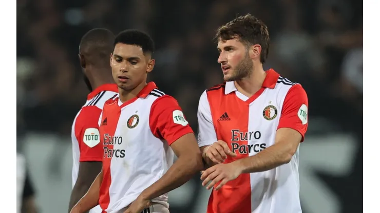 Santiago Giménez en un partido con el Feyenoord
