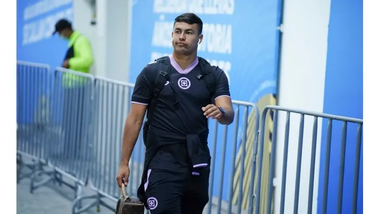 Iván Morales en un partido con Cruz Azul