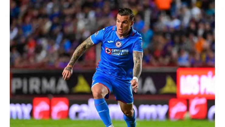 El mediocampista uruguayo en un partido con Cruz Azul