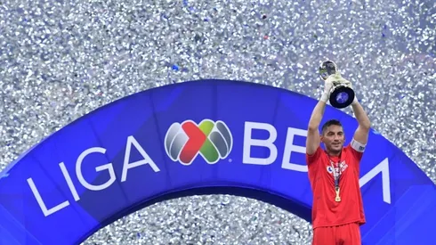 Jesús Corona levantando el trofeo en el Guardianes 2021