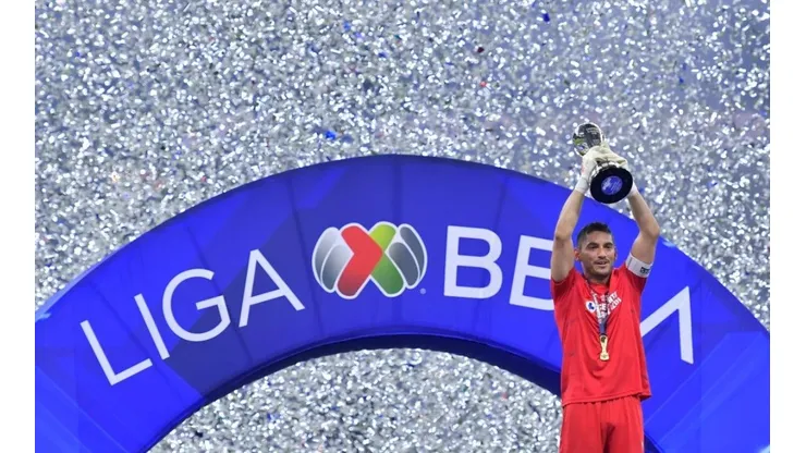 Jesús Corona levantando el trofeo en el Guardianes 2021
