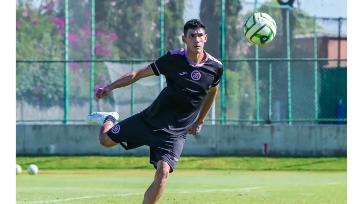 Uriel Antuna en un entrenamiento de Cruz Azul