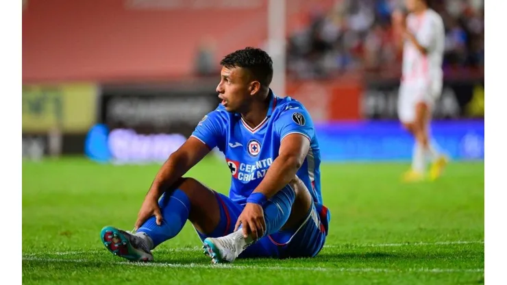 Iván Morales en un partido con Cruz Azul