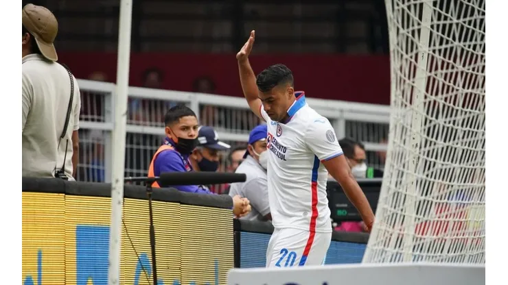 Morales en un partido con Cruz Azul