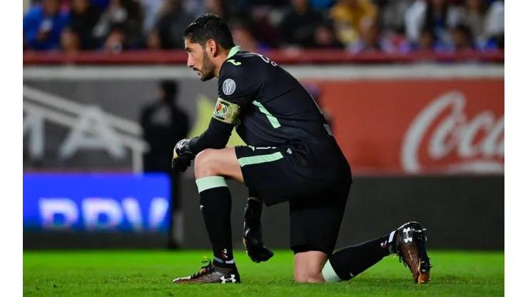Jesús Corona en un partido con Cruz Azul