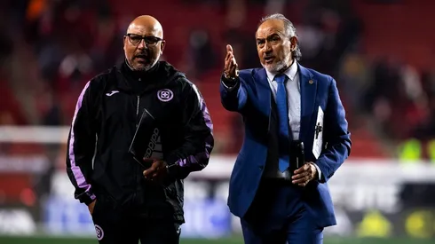 El cuerpo técnico de Cruz Azul aún espera la llegada del ansiado centro delantero.