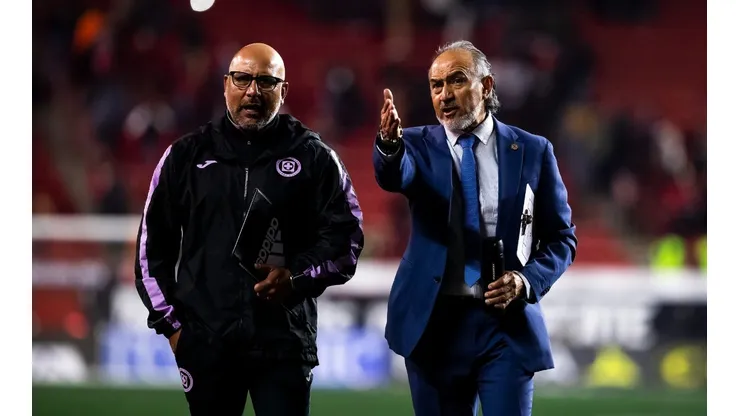 El cuerpo técnico de Cruz Azul aún espera la llegada del ansiado centro delantero.