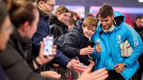 El equipo de Santi Giménez es el actual líder de la Eredivise con 37 puntos.